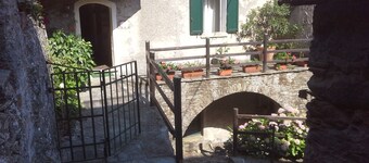 Hus med svømmebasseng ligger i fjellene og nær sjøen.