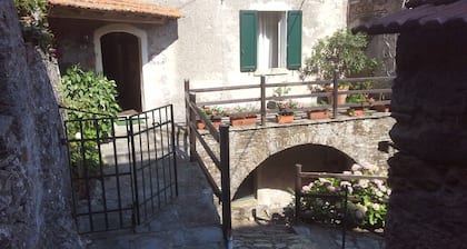Maison avec piscine située dans les montagnes et prÚs de la mer.