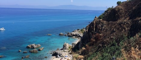 Una spiaggia nelle vicinanze, lettini da mare