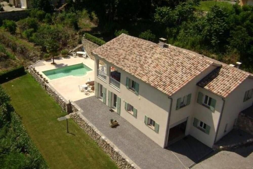 Villa with pool and stunning views, 14 people, pets welcome