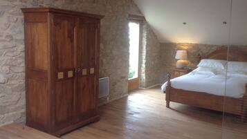 4 bedrooms, iron/ironing board, travel crib, free WiFi