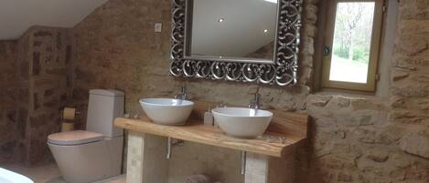 Combined shower/bathtub, hair dryer, towels, soap