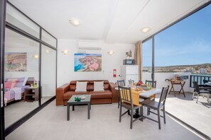 Cobertura conforto, 1 quarto, vista para o mar | Área de estar | TV LED