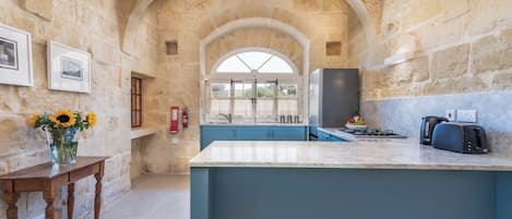 Fridge, oven, stovetop, coffee/tea maker