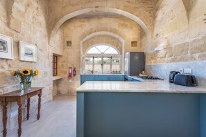 ثلاجة، فرن، موقد طهي مسطح، ماكينة لصنع القهوة/الشاي