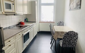 Apartment | Private kitchen | Fridge, microwave, stovetop, toaster - Pension Kellei 71 (Dresden)
