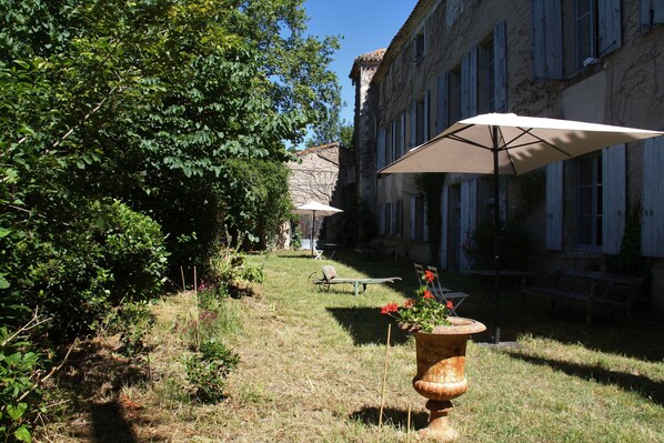 Property grounds - At the center of the Cathar country,Saint-André is an authentical and family mansion with a swimming-pool (Cépie)