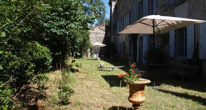 ENTRE RIVIERE CATHARE ET PISCINE: CHATEAU DE FAMILLE AUTHENTIQUE,CHIC ET BOHEME