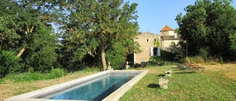 Una piscina al aire libre