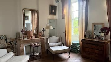 8 camere, una scrivania, ferro/asse da stiro, Wi-Fi gratuito