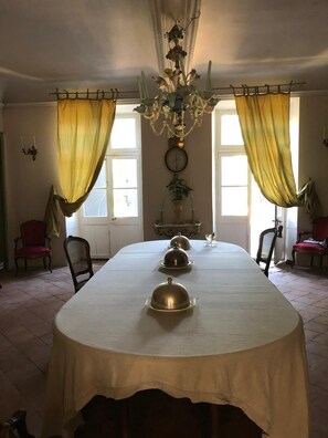Banquet hall - At the center of the Cathar country,Saint-André is an authentical and family mansion with a swimming-pool (Cépie)