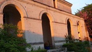 Um edifício com uma série de arcos e degraus que o levam até ele.
