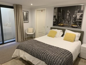 4 habitaciones, tabla de planchar con plancha y cuna de viaje 