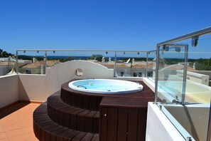 Banyera d'hidromassatge a l'aire lliure