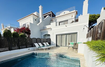 Villa Flores, Vale do Lobo - modern 4 bed, 4 bath, south facing villa with pool 