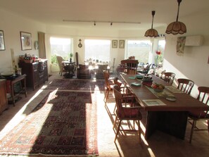 Ilmainen päivittäinen tilauksen mukaan valmistettu aamiainen