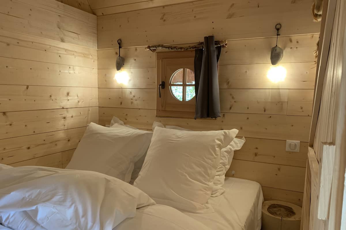 2 bedrooms, premium bedding, down comforters, Select Comfort beds