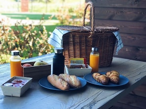 Daily continental breakfast (EUR 9 per person)