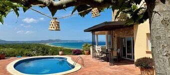 Villa with splendid sea view, 500 m. from the beach, Wifi, pool