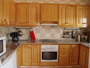 Kühlschrank, Mikrowelle, Ofen, Geschirrspüler