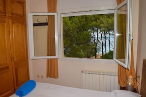5 bedrooms, iron/ironing board, travel cot, free WiFi