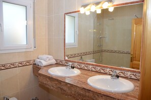 Combined shower/tub, hair dryer, bidet, towels