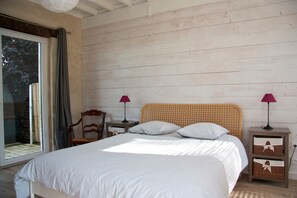 3 habitaciones, tabla de planchar con plancha y cuna de viaje 