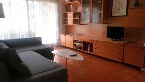 Una Smart TV, libros, una oficina