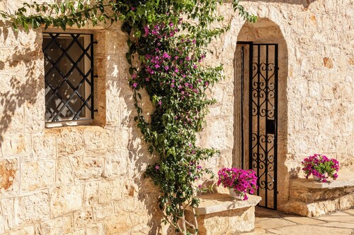 Trulli Inn Villa: private massive pool, garden, wifi, bbq, air con