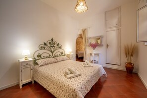 5 habitaciones, escritorio y tabla de planchar con plancha 