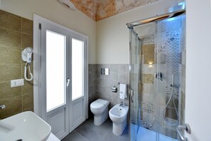 Comfort tweepersoonskamer, balkon | Badkamer | Een douche, een regendouche, gratis toiletartikelen, een haardroger
