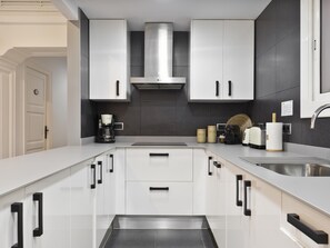 Réfrigérateur, micro-ondes, four, lave-vaisselle