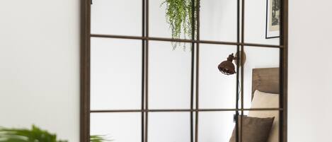 4 bedrooms, iron/ironing board, Internet, bed sheets