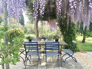 Outdoor dining - Unforgettable Sunsets, Private Pool, Soul-soothing Lavender and Olive Trees (Marsiliana, Grosseto)