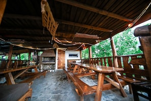2 restaurantes; se sirven desayunos y cocina local e internacional