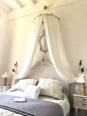 2 bedrooms, desk, iron/ironing board, travel cot