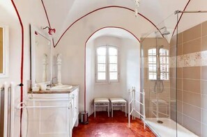 Douche, séchoir à cheveux, serviettes fournies, savon