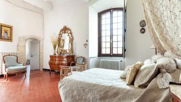 2 Schlafzimmer, Schreibtisch, Bügeleisen/Bügelbrett, Reisekinderbett