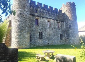 Outdoor dining - Twelfth-century castle (CASTELNAU VALENCE)