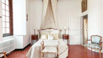 2 bedrooms, desk, iron/ironing board, travel cot