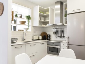 Kühlschrank, Mikrowelle, Ofen, Geschirrspüler