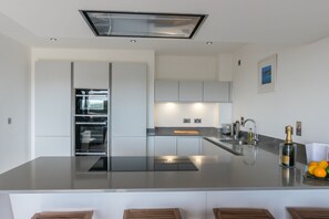Refrigerador, microondas, horno, lavavajillas