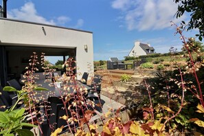 Outdoor dining - QUIET HOUSE WITH BEAUTIFUL SEA VIEW (PENVENAN)