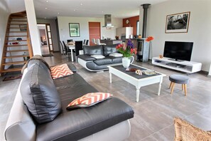 TV, fireplace, books - QUIET HOUSE WITH BEAUTIFUL SEA VIEW (PENVENAN)