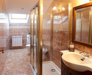 Dusche, Haartrockner, Handtücher, Toilettenpapier