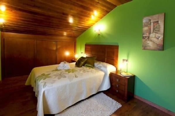 2 bedrooms, iron/ironing board, travel cot, free WiFi