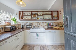 Køleskab, mikrobølgeovn, ovn, kogeplade