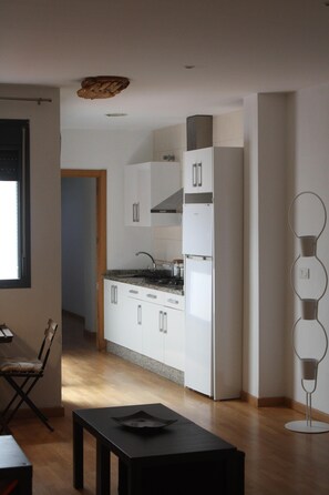 Een koelkast, een microgolfoven, een oven