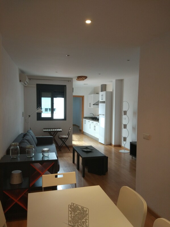 Smart-tv, boeken en een stereo