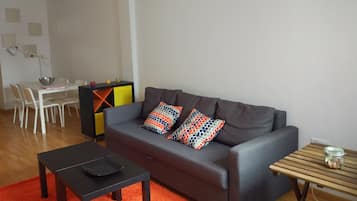 Smart TV, libros, estéreo